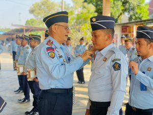 Apel pagi dan penyematan kenaikan pangkat pegawai Lapas Pamekasan