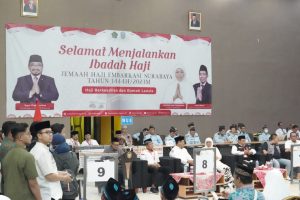 Siap Menuju Tanah Suci, Gubernur Jatim Lepas Kloter 1 Asal Bangkalan