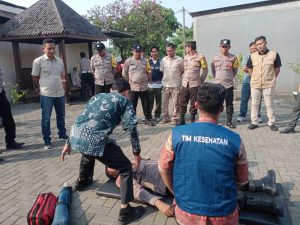 Polsek Driyorejo Latih Kemampuan PPGD Pada Polisi RW