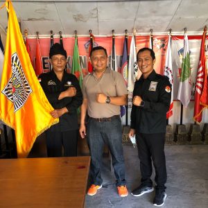 SH Terate Bali Serahkan Bendera Pataka di Kantor Bakespangpol Bali