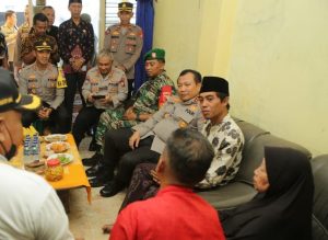 Dari Pintu ke Pintu Kapolda Jatim Dengarkan Curhatan Warga
