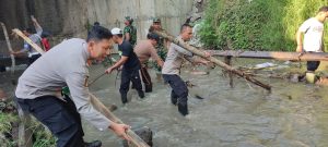 Sinergitas TNI – Polri Peduli Lingkungan Bersihkan Aliran Sungai Bersama Warga
