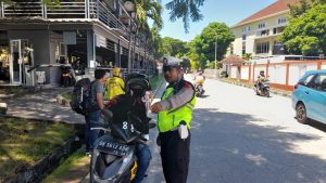Parkir Sembarangan di Badan Jalan, Anggota Polres Bandara Ngurah Rai Peringatkan Pemiliknya