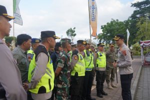 Kapolres Bangli pimoin Apel Kesiapan Pengamanan Konser Mahalini rangkaian HUT Kota Bangli ke-819 di Alun-Alun Kota Bnagli