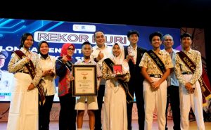 PEMKOT SURABAYA PECAHKAN REKOR MURI LOMBA PENELITIAN TERBANYAK SISWA SD-SMP