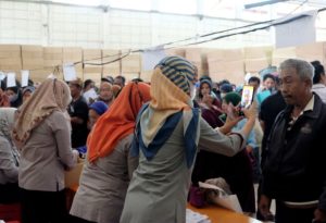 PENYALURAN BLT DI KANTOR POS CROWDED, WALI KOTA ERI CAHYADI BERI SOLUSI ALIHKAN KE KECAMATAN