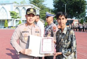 Kapolres Gresik Berikan Reward Bagi anggota yang Berprestasi