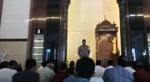 Sholat Jum’at Berjama’ah, Kapolsek Gunung Anyar ; Jangan Segan Melapor Ada Kejadian Gangguan Kamtibmas