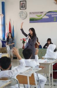 Langkah Nyata Selamatkan Bumi, Novotel Samator ajak Siswa Sekolah Dasar Sulap Limbah Kain Linen jadi Tote Bag Estetik