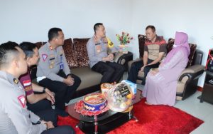 Bentuk Kepedulian Kapolres Gresik Anjangsa Anggota Yang Sakit