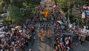 BERANGKATKAN PARADE SURABAYA VAGANZA, WALI KOTA ERI CAHYADI AJAK WARGA SELALU JAGA GUYUB RUKUN