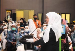 Gubernur Khofifah Ajak CJH Manfaatkan Aplikasi Haji Pintar untuk Akses Informasi Seputar Pelaksanaan Haji