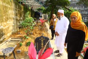 Ziarah ke Makam PMI Asal Jatim Korban Covid-19 di Hong Kong, Gubernur Khofifah Bangunkan Batu Nisan