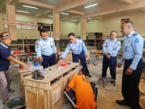 Kalapas Narkotika Kelas IIA Pamekasan Kanwil Kemenkumham Jatim Pantau Kegiatan Kemandiran Bagi Warga Binaan
