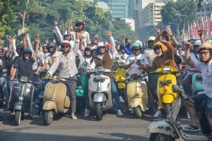 KENALKAN KEGUYUBAN SURABAYA, WALI KOTA ERI CAHYADI SUNMORI BERSAMA RIBUAN KOMUNITAS VESPA