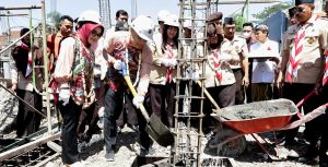 WALI KOTA ERI CAHYADI LETAKKAN BATU PERTAMA, TANDAI PEMBANGUNAN GEDUNG PRAMUKA SURABAYA