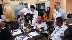 DEKATKAN PELAYANAN KEPADA WARGA, PEMKOT SURABAYA BUKA PENGURUSAN IMB KOLEKTIF DI BALAI RW