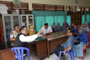 WALI KOTA ERI CAHYADI NAIK MOTOR SIDAK PELAYANAN KELURAHAN DI BALAI RW