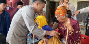 Jum’at Curhat Special Hari Bhayangkara Ke-77 Kapolres Sampang Bagikan Air Bersih Dan Sembako Di Desa Pacanggaan Pangarengan