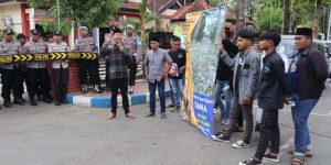 Polres Sumenep melakukan Pengamanan Aksi Demonstrasi yg dilaksanakan oleh Gerakan Pemuda Segitiga Desa (GPS-Desa)