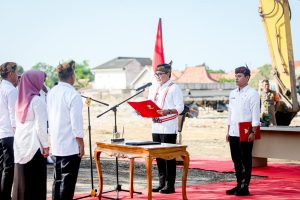 BAKAR SEMANGAT MEMBANGUN PAMEKASAN, BUPATI MAS TAMAM LANTIK PULUHAN PEJABAT DI LAHAN PASAR KOLPAJUNG