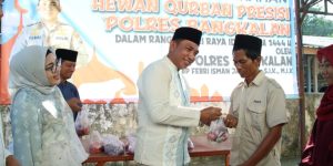 Berbagi di Hari Raya Idul Adha, Kapolres Bangkalan: Semoga Berkah dan Membawa Kebahagiaan