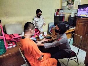 Sidokkes Polres Bandara Ngurah Rai Berikan Pelayanan Kesehatan untuk Para Tahanan