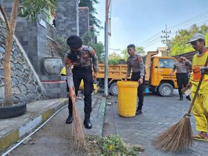 Polres Gresik Gelar Baksos di Wisata Religi Makam Sunan Giri