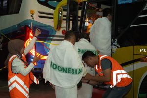 Jemaah Berpakaian Ihram Tandai Kloter Gelombang II di Embarkasi Surabaya