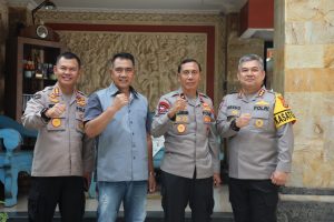 Wakapolda Bali Anjangsana Beserta Jajaran Ke Rumah Mantan Wakapolda Bali
