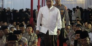 Jelang Hari Bhayangkara ke-77, Kapolda Jatim Bersama Ribuan Jamaah Khidmat Ikuti Majelis Sholawat di Malang