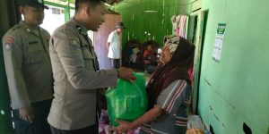 Gercep Polisi RW Polres Sampang Bantu Warga Yang Sakit
