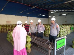 Polri Selalu Ada!Kapolsek Benoa Lakukan Pengecekan Langsung Terhadap Agen Gas Elpiji.