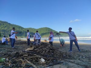 Bersih Pantai di Delapan Lokasi, PLN Kumpulkan Lebih dari Satu Ton Sampah