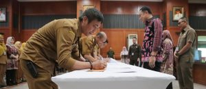PEJABAT PEMKOT SURABAYA TANDATANGANI PERJANJIAN KINERJA, ENAM BULAN TAK CAPAI TARGET DIGANTI