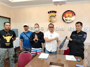 Berdalih Kelaparan, WNA Asal USA Menghadang dan Merusak Mobil Polisi