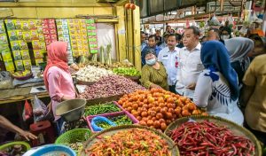 INFLASI SURABAYA TURUN, WALI KOTA ERI CAHYADI: HARGA BAHAN POKOK HARUS STABIL HINGGA IDUL ADHA