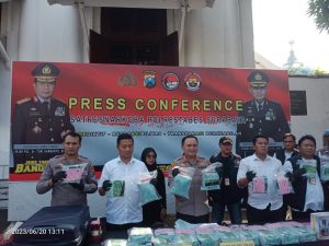 Satuan Satnarkoba Polrestabes Surabaya berhasil mengamankan tersangka seorang kurir