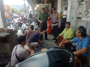 Agar Giat Upacara Potong Gigi Berjalan Aman dan Lancar, Bhabinkamtibmas Bersinergi Dengan Babinsa Lakukan Pengamanan