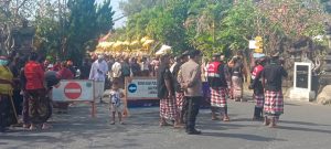 Pastikan kegiatan masyarakat berjalan lancar, bhabinkamtibmas amankan jalur ngaben.