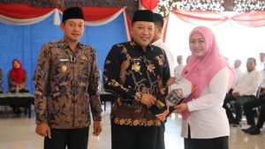 Bupati Sampang Serahkan Petikan 186 SK PPPK Guru