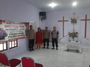 Sambut HUT Bhayangkara ke-77, Polres Gresik bakti sosial dan bersih-bersih di Gereja