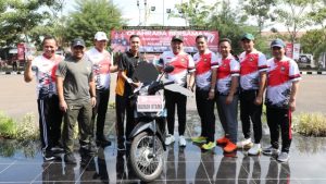 HUT Bhayangkara ke 77, Bupati – Wabup Sampang Ikuti Olahraga Bersama Masyarakat