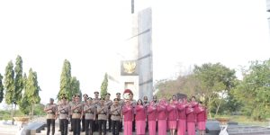 Peringati Hari Bhayangkara ke 77 Polda Jatim Ziarah di Taman Makam Pahlawan dan Tabur Bunga di Laut Jawa