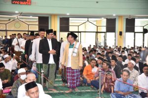 Gus Muhdlor Sholat Idul Adha di Masjid Agung Sidorjo Bersama Ribuan Warga, Pesan Khatib Pentingnya Kesalehan Individual dan Sosial