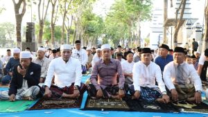 Hari Raya Idul Adha, Bupati – Wabup Sampang Salat dan Serahkan Hewan Kurban
