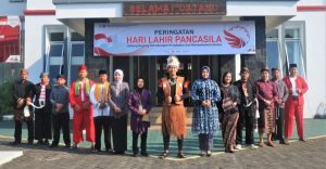 Gunakan Pakian Adat Nasional, Lapas Pemuda Madiun Gelar Upacara Peringatan Hari Lahir Pancasila