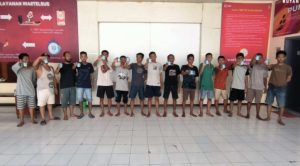 Wujudkan Lingkungan Bersih Dari Narkoba : 15 Warga Binaan Rutan Gresik Lakukan Tes Urine dengan Sampel Acak