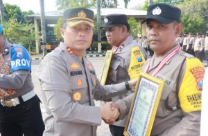 Kapolres Nganjuk Beri Penghargaan 9 Anggotanya Berprestasi