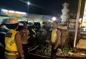 Kapolres Badung Sampai Malam Ikut Mengatur Arus Lalu Lintas